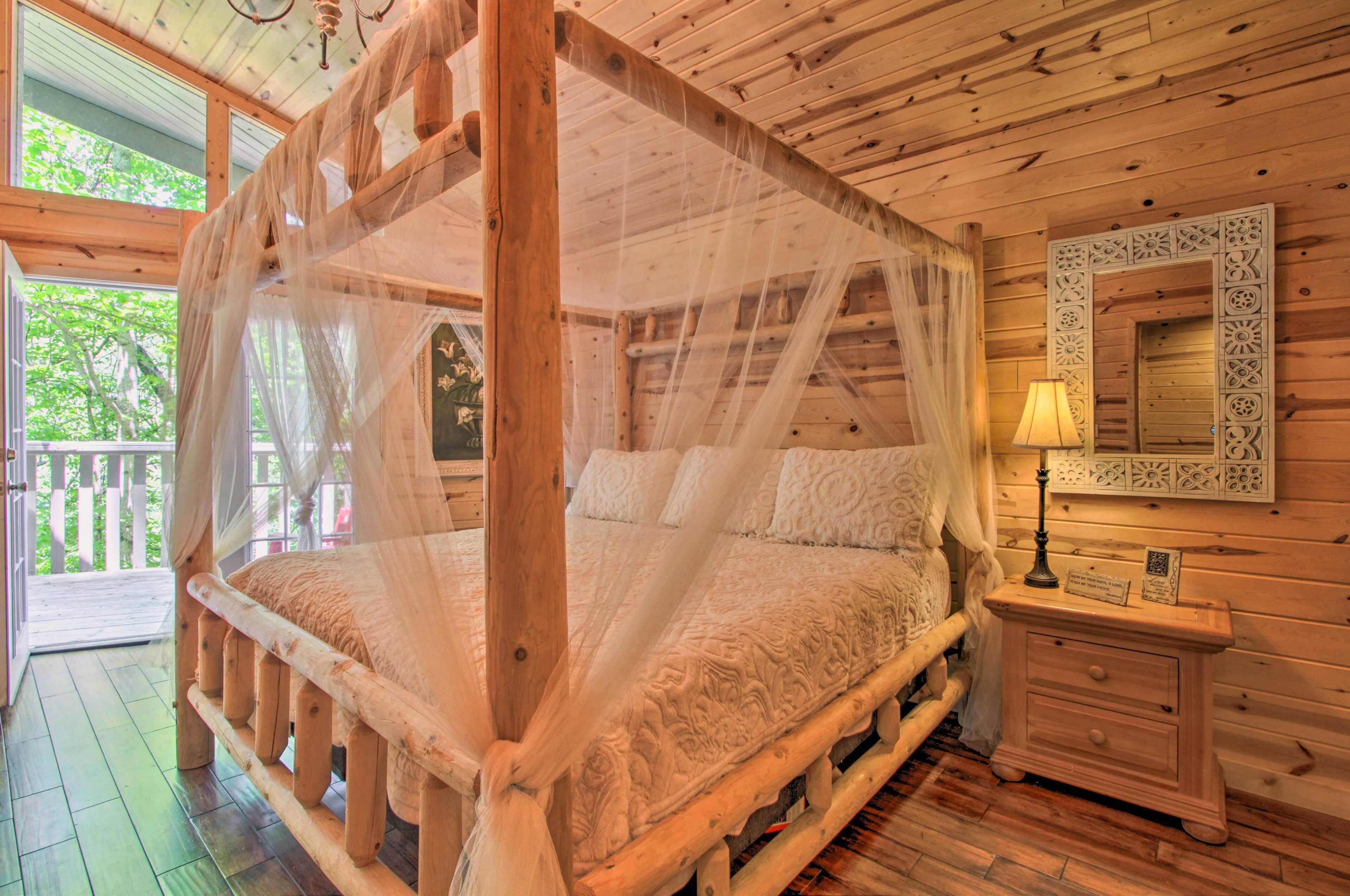 Chalet W/hot Tub + Rustic Charm: 2 Mi to Downtown