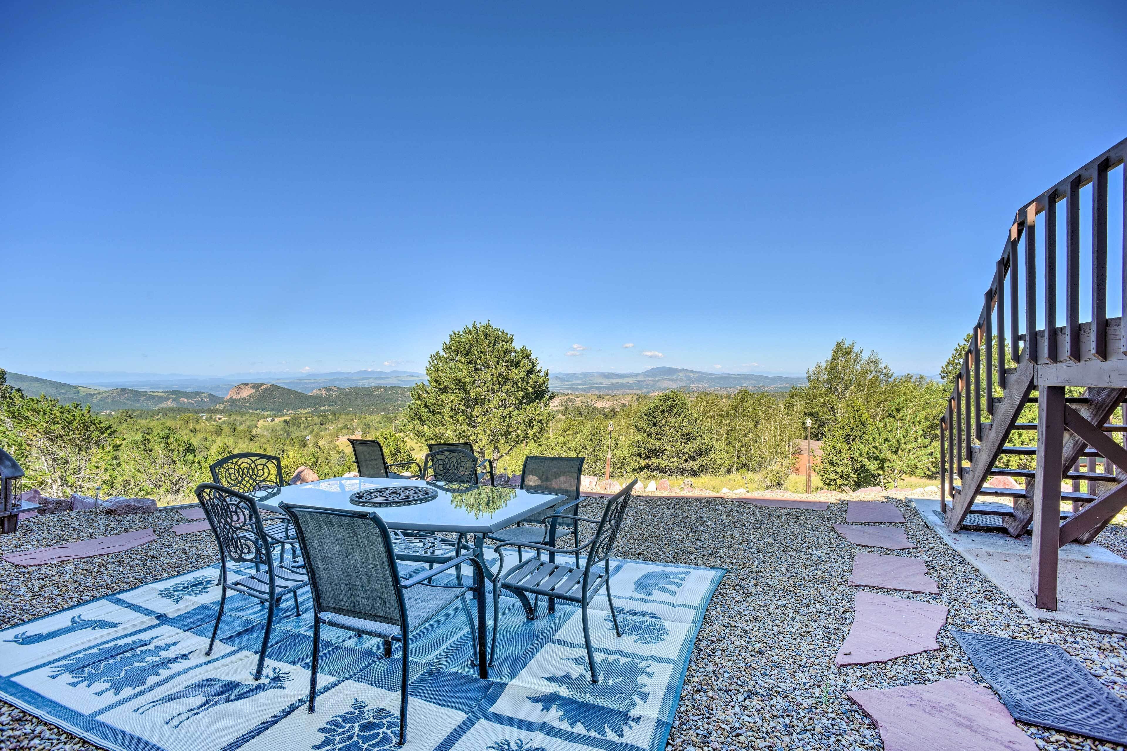 Cozy Mountain Cabin w/ Panoramic Mtn Views!