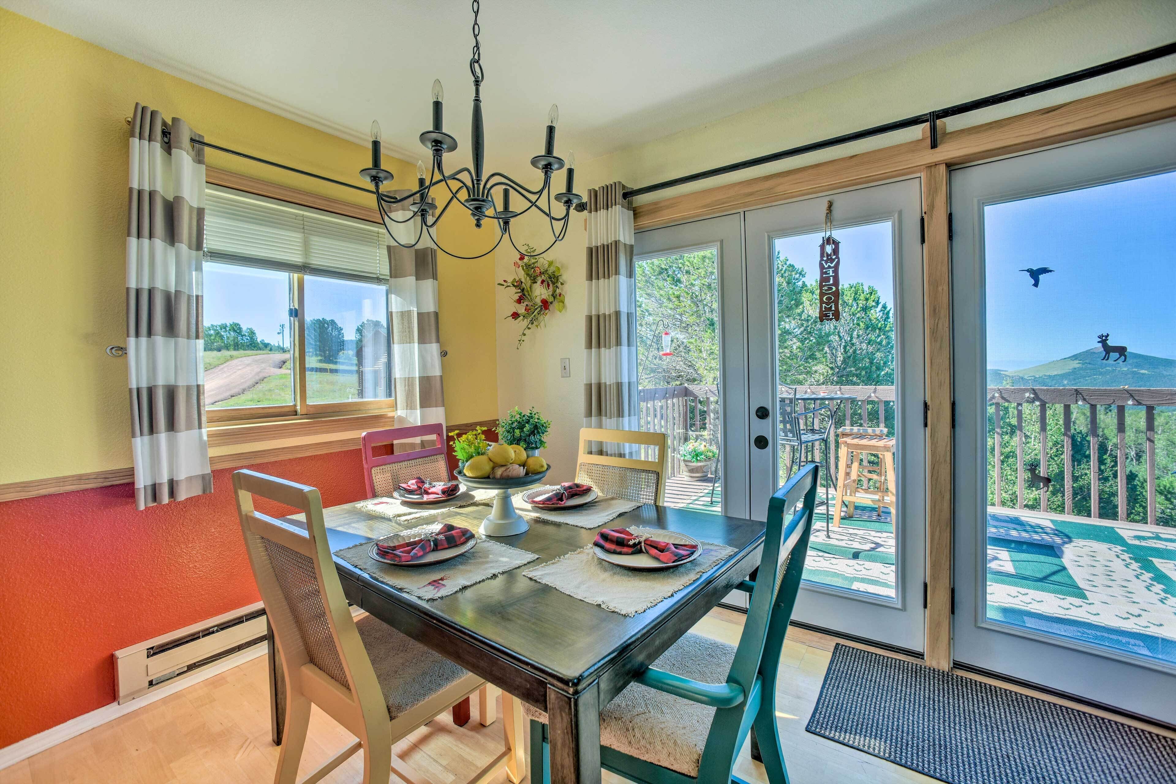 Cozy Mountain Cabin w/ Panoramic Mtn Views!