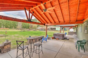 Terrace/patio - 5-acre Getaway w/ Mtn View ~ 14 Mi to Eugene! (Springfield)