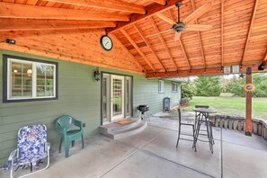Terrace/patio - 5-acre Getaway w/ Mtn View ~ 14 Mi to Eugene! (Springfield)