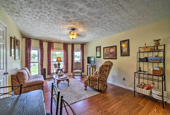 Apartment (2 Bedrooms) | Interior - Explore Lake Erie & 'strip' From Quaint Apartment! (Geneva)