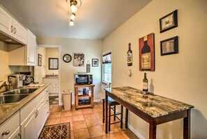 Apartment (2 Bedrooms) | Interior - Explore Lake Erie & 'strip' From Quaint Apartment! (Geneva)