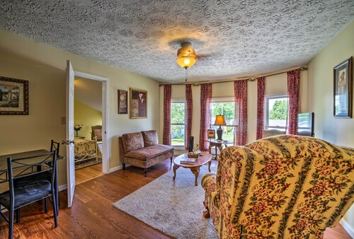 Explore Lake Erie & 'strip' From Quaint Apartment!
