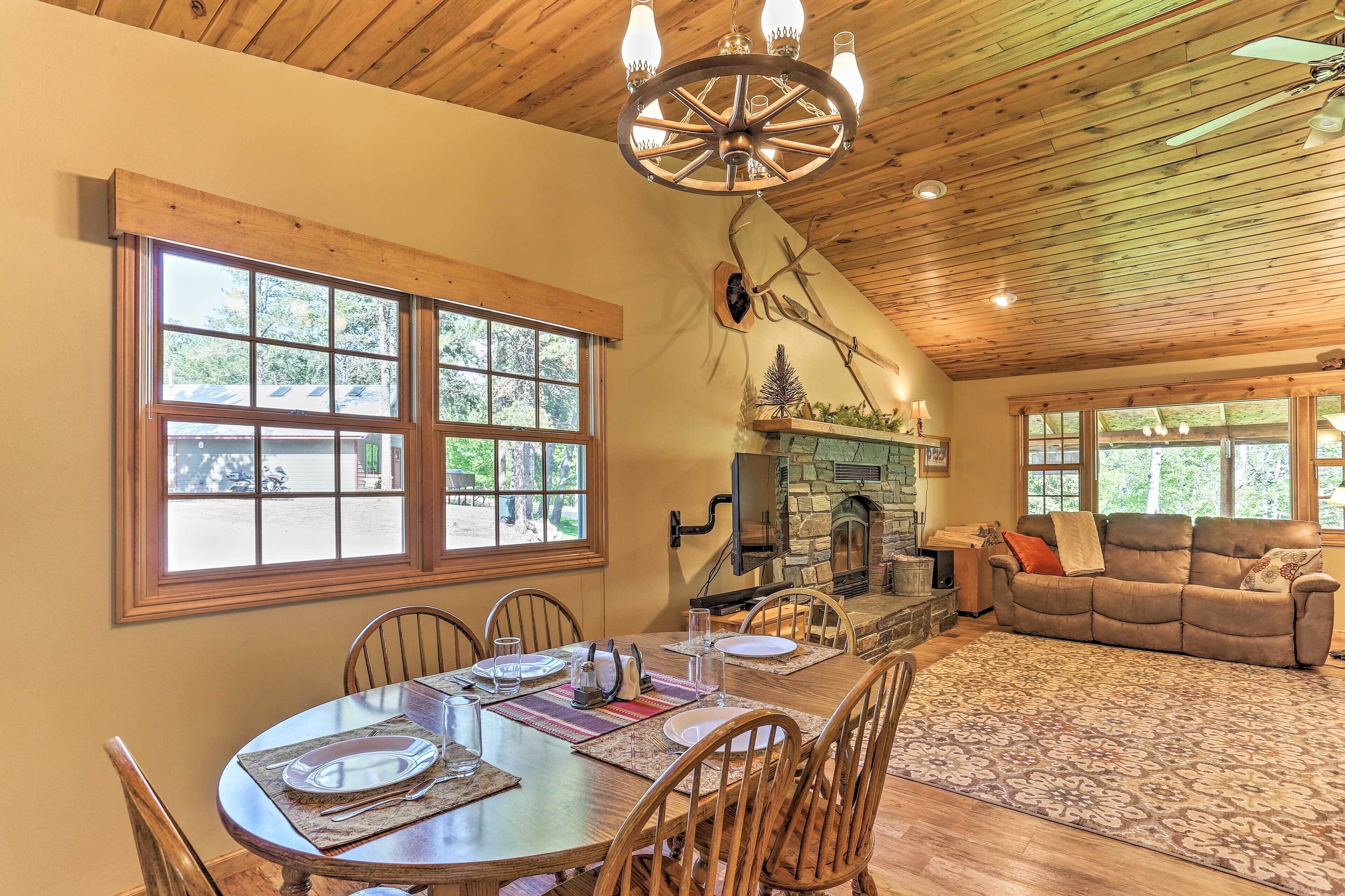 Family Cabin w/ Hot Tub + Patio - 9 Mi to Deadwood