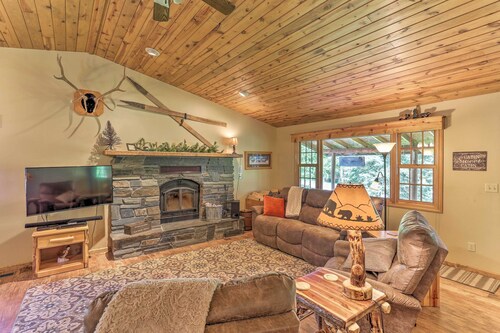Lead Cabin ~ 9 Mi to Deadwood: Hot Tub + Patio!