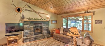 Lead Cabin ~ 9 Mi to Deadwood: Hot Tub + Patio!