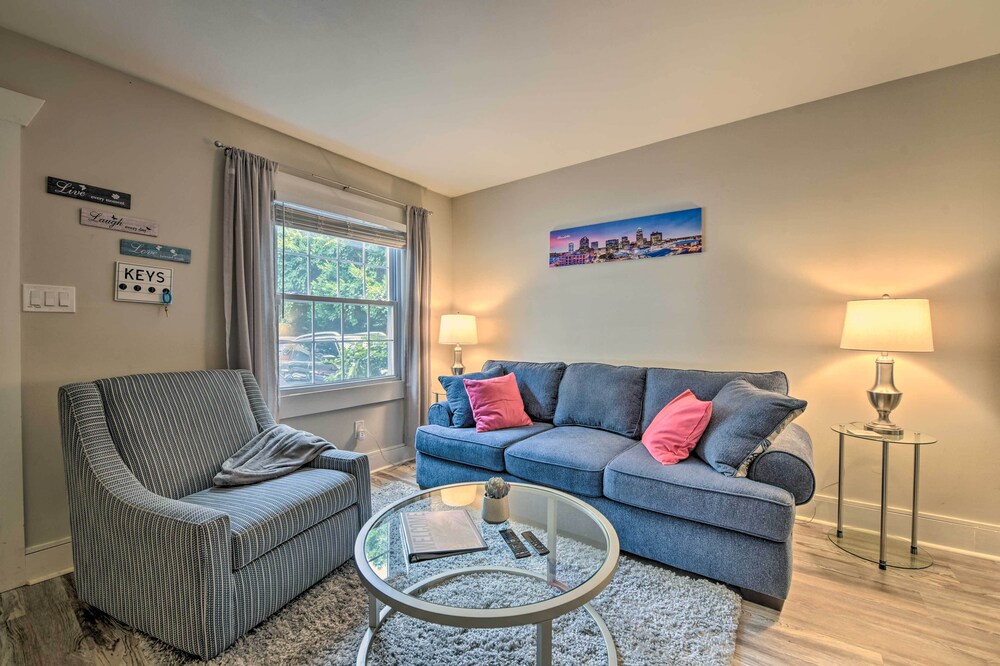 Charlotte Condo w/ Patio: 4 Mi to Downtown!