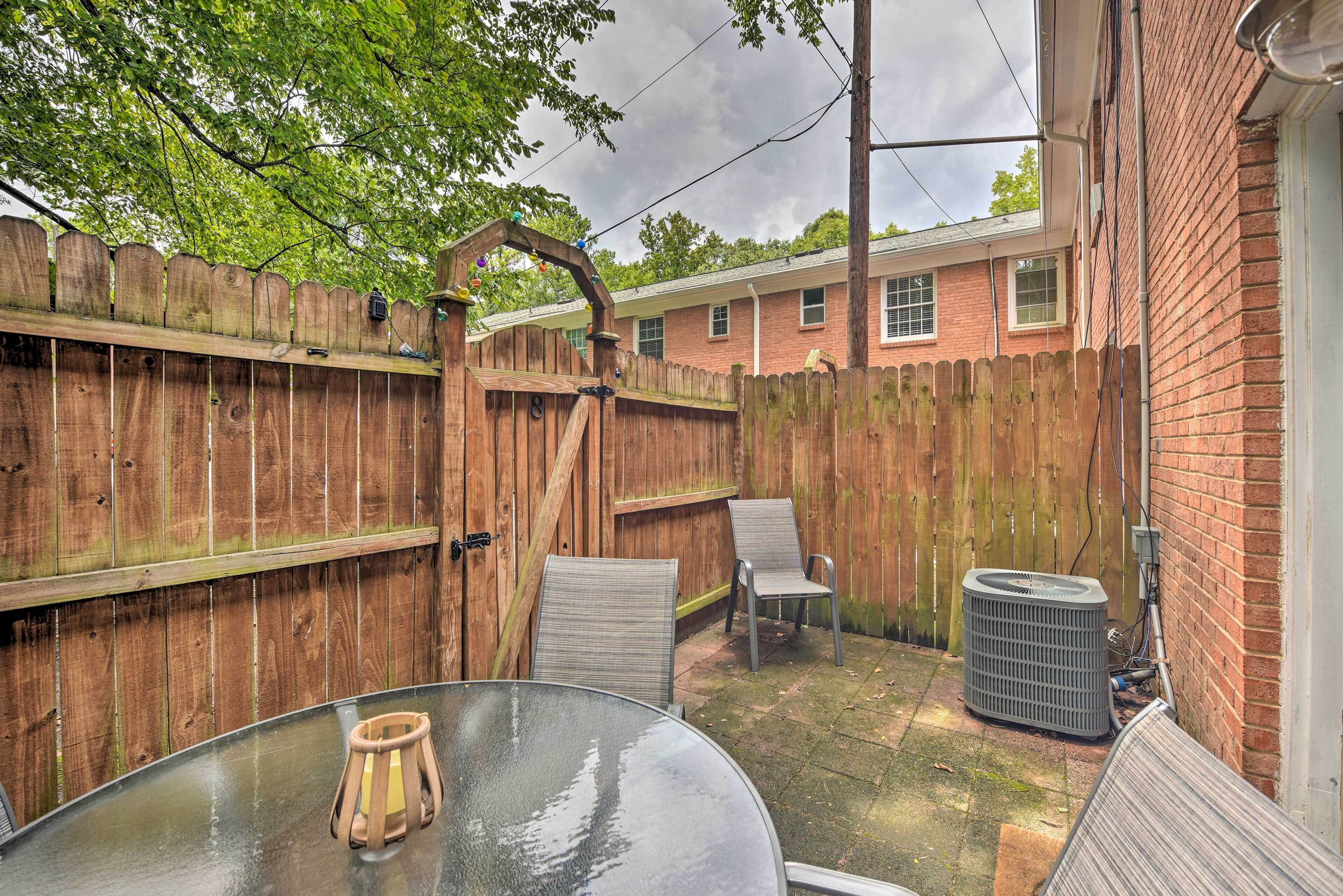 Charlotte Condo w/ Patio: 4 Mi to Downtown!