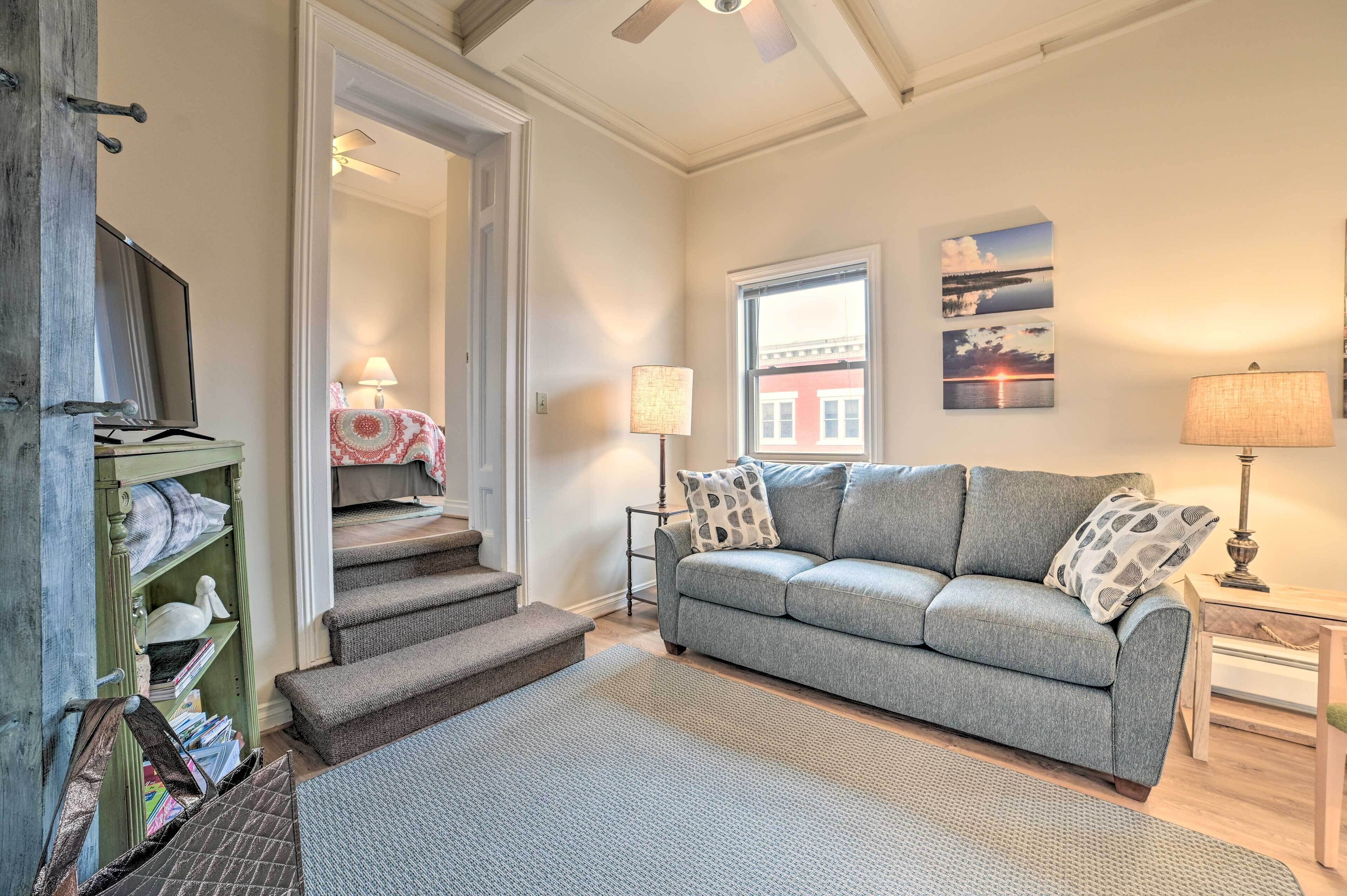 Downtown Loft Apartment, Steps to Riverfront!