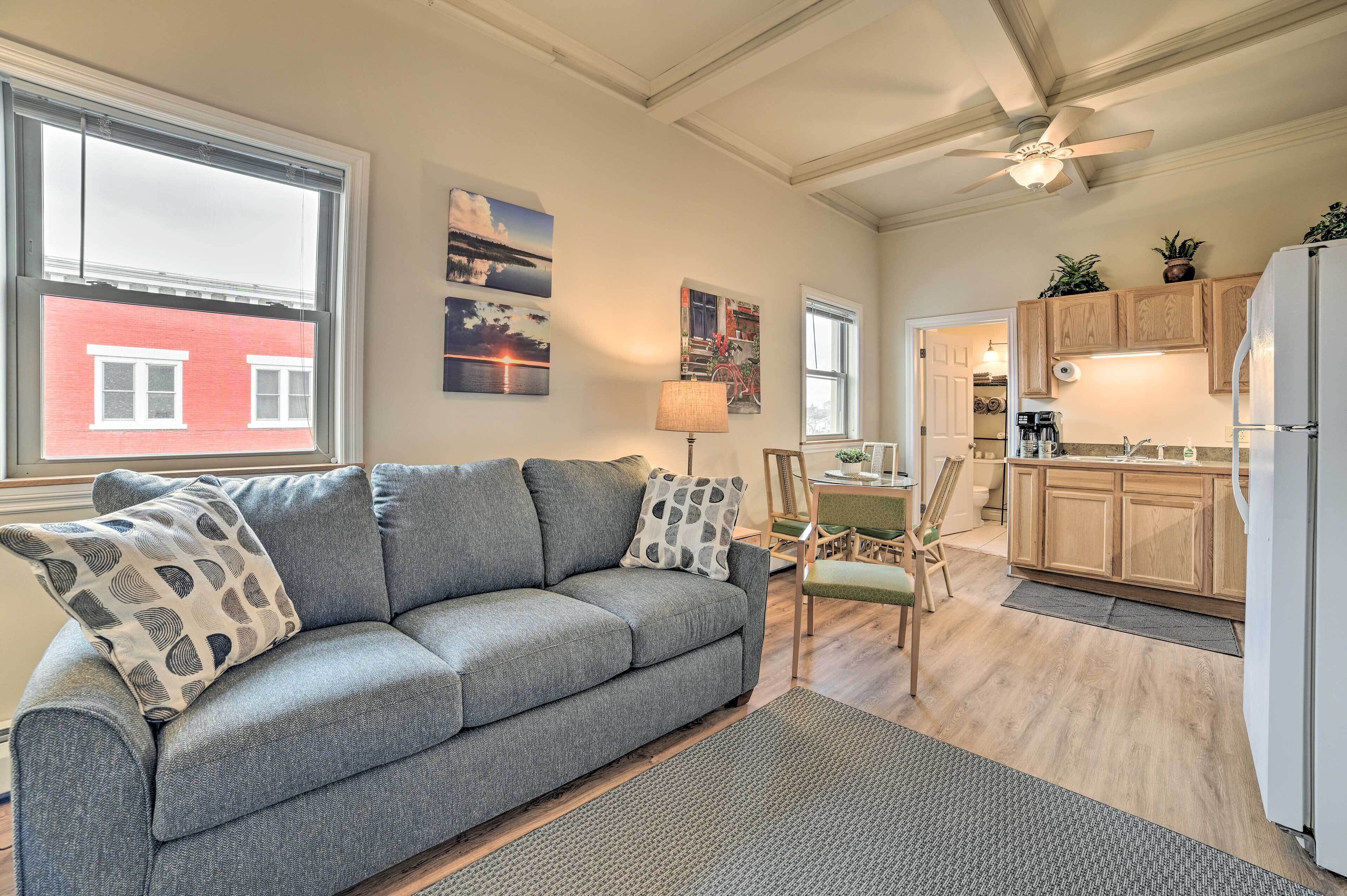 Downtown Loft Apartment, Steps to Riverfront!