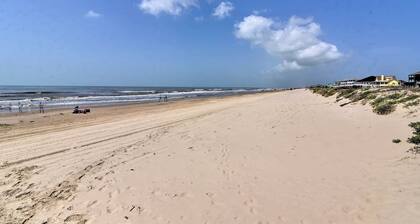 Deck & Grill: Walkable Crystal Beach House!