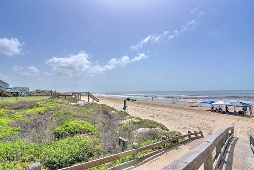 Deck & Grill: Walkable Crystal Beach House!