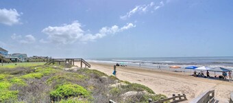 Deck & Grill: Walkable Crystal Beach House!