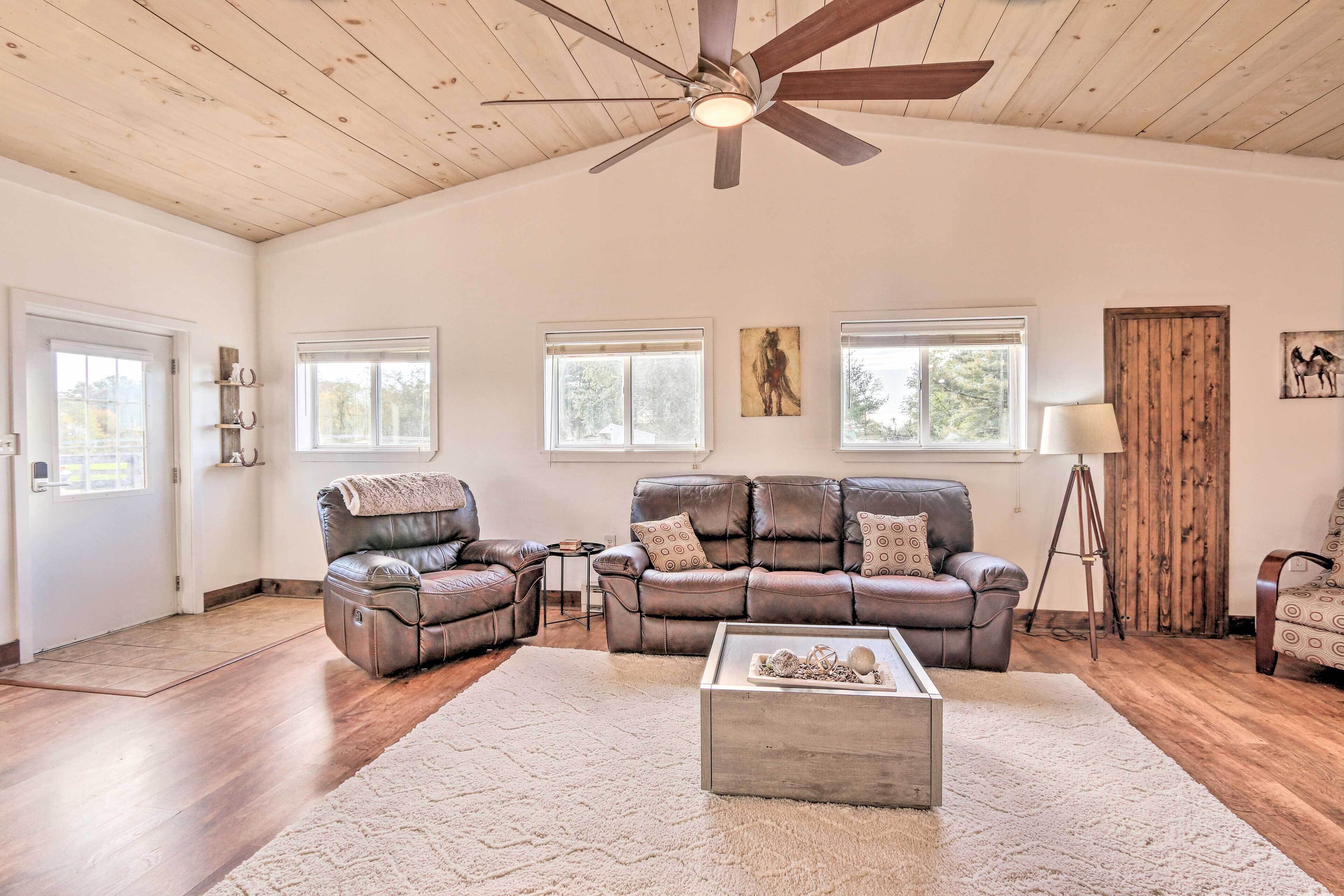 Cozy Country Retreat on a Horse Breeding Farm!