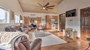 A spacious living room with a large brown leather couch, a white rug, and a ceiling fan. - Equestrian Escape! Quiet Farm Stay Near Gettysburg (Union Bridge)