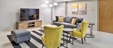 Apartment (2 Bedrooms) | Living area | TV, fireplace