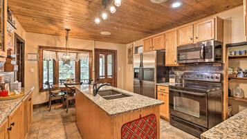 House (4 Bedrooms) | Interior