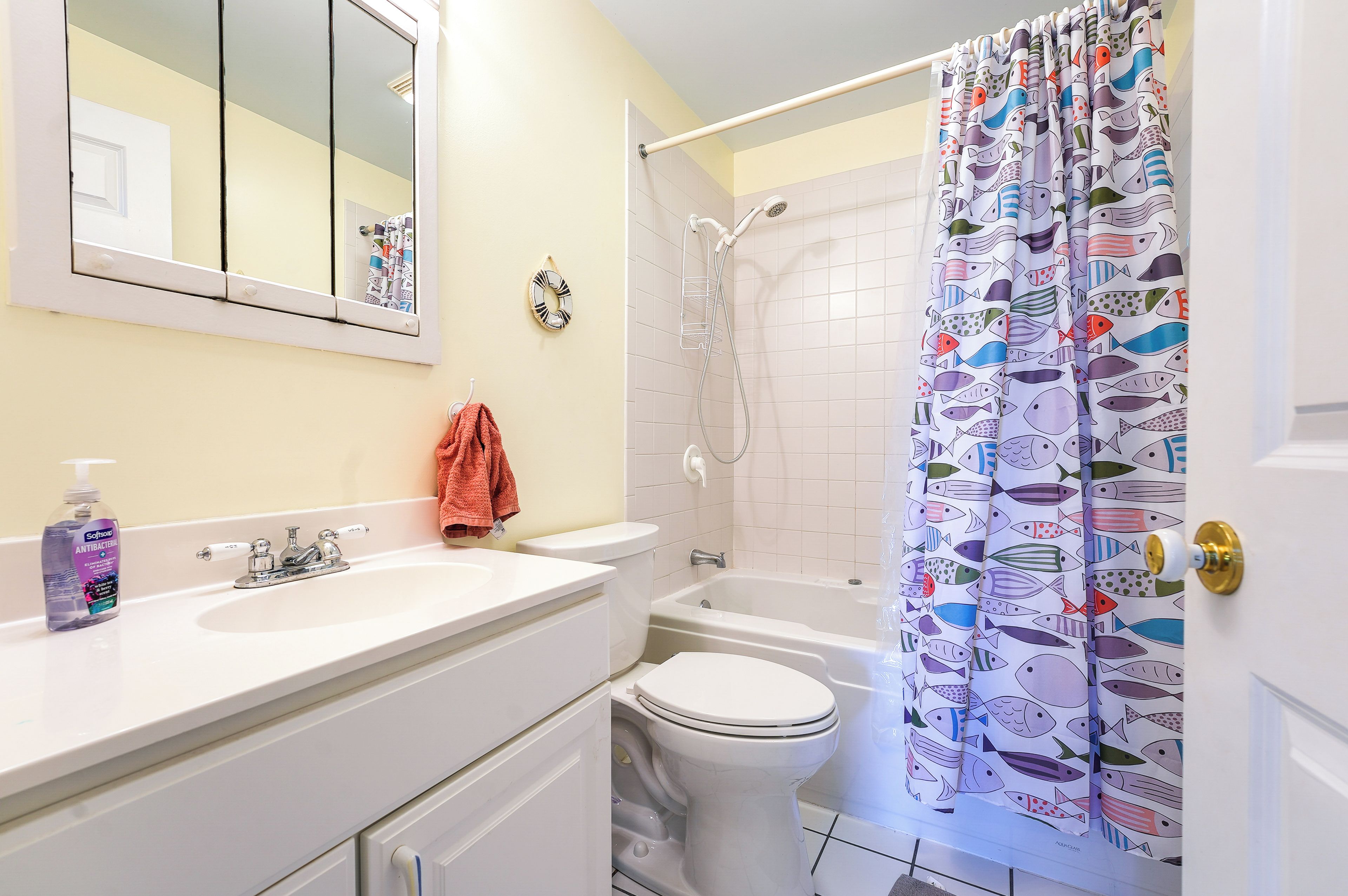 Ein Badezimmer mit Badewanne, Toilette und Waschbecken.