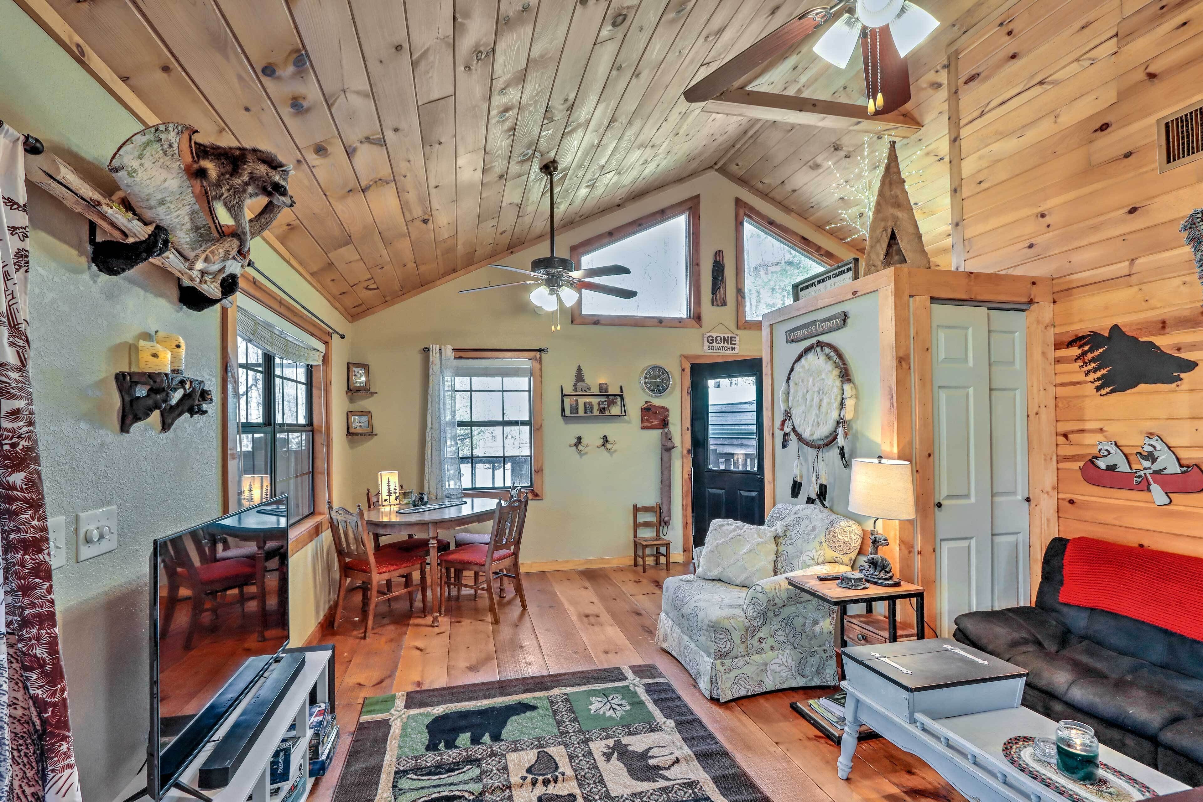 Cozy Murphy Cabin w/ Fire Pit + Deck