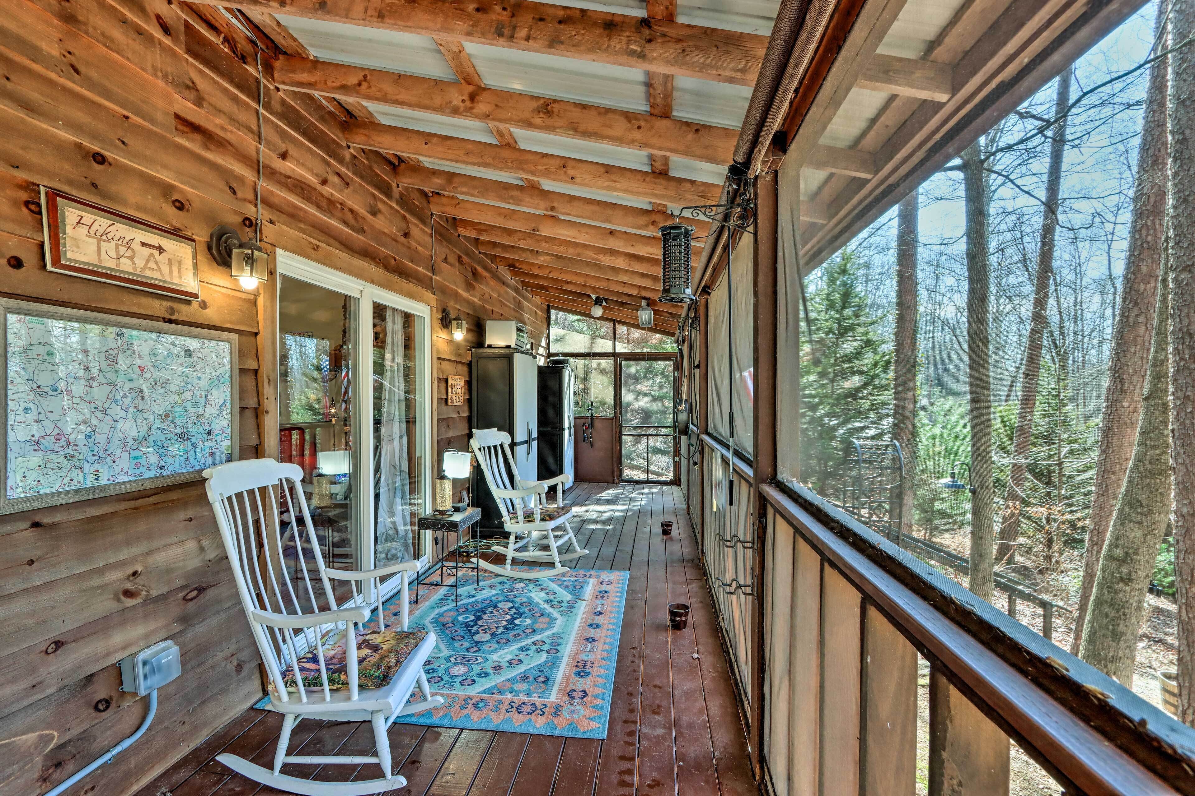 Cozy Murphy Cabin w/ Fire Pit + Deck