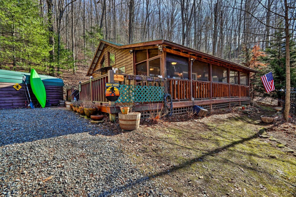 Cozy Murphy Cabin w/ Fire Pit + Deck