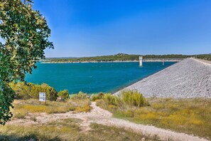 Apartment (0 Bedroom) | Interior - Flirty Flamingo' Studio: 1 Mi to Canyon Lake (Canyon Lake)