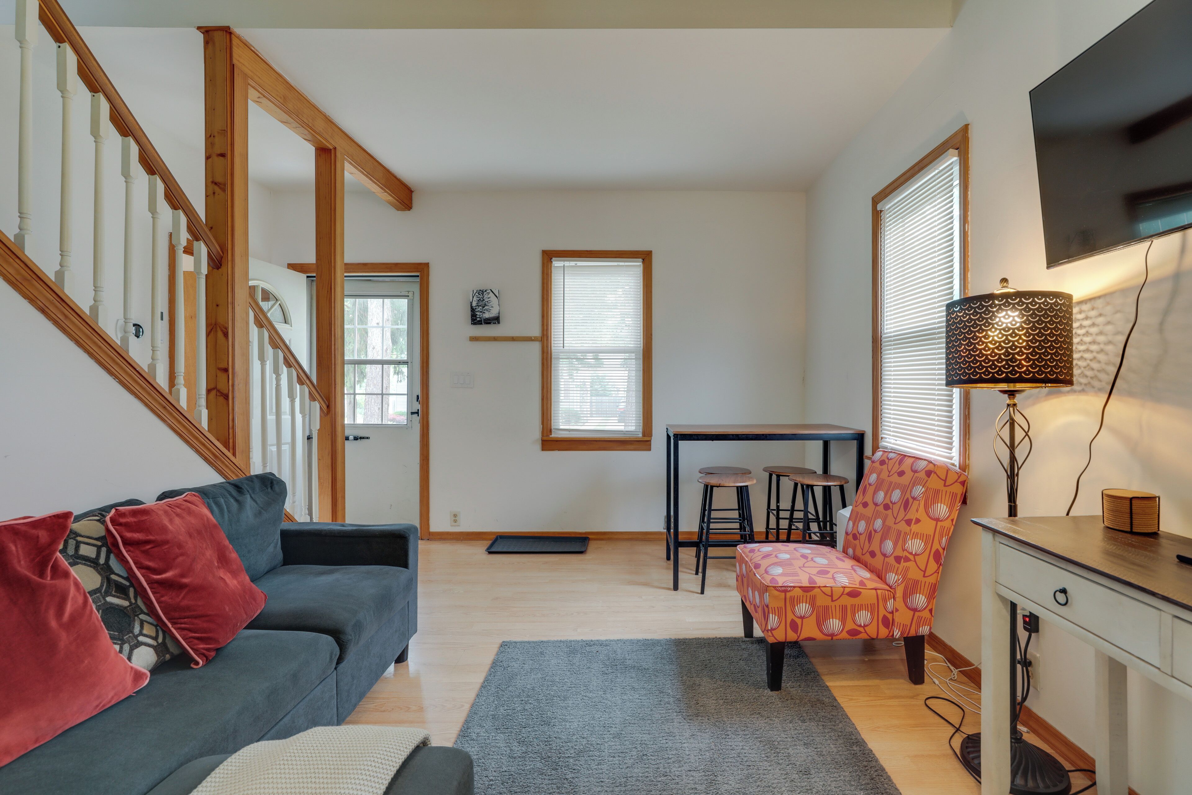 Cozy Westmont Home: Walk to Metra Station!