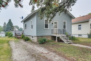 House (2 Bedrooms) | Interior - Cozy Westmont Home: Walk to Metra Station! (Westmont)