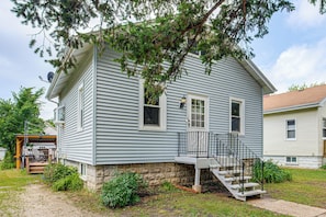House (2 Bedrooms) | Interior - Westmont Home w/ Hot Tub! Walk to Metra Station (Westmont)