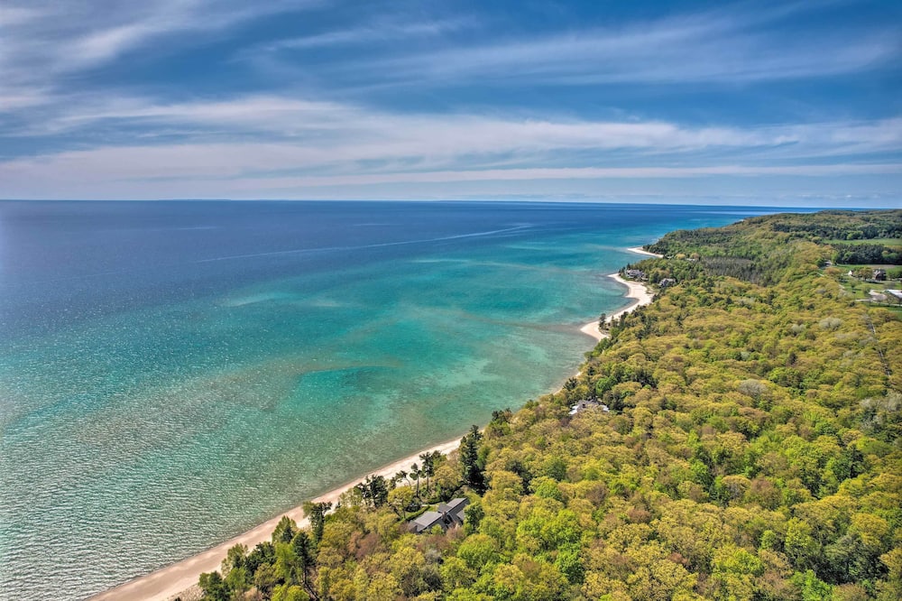 9 Mi to Boyne Resort! Farmhouse Near Town & Lake - Little Traverse Township, MI