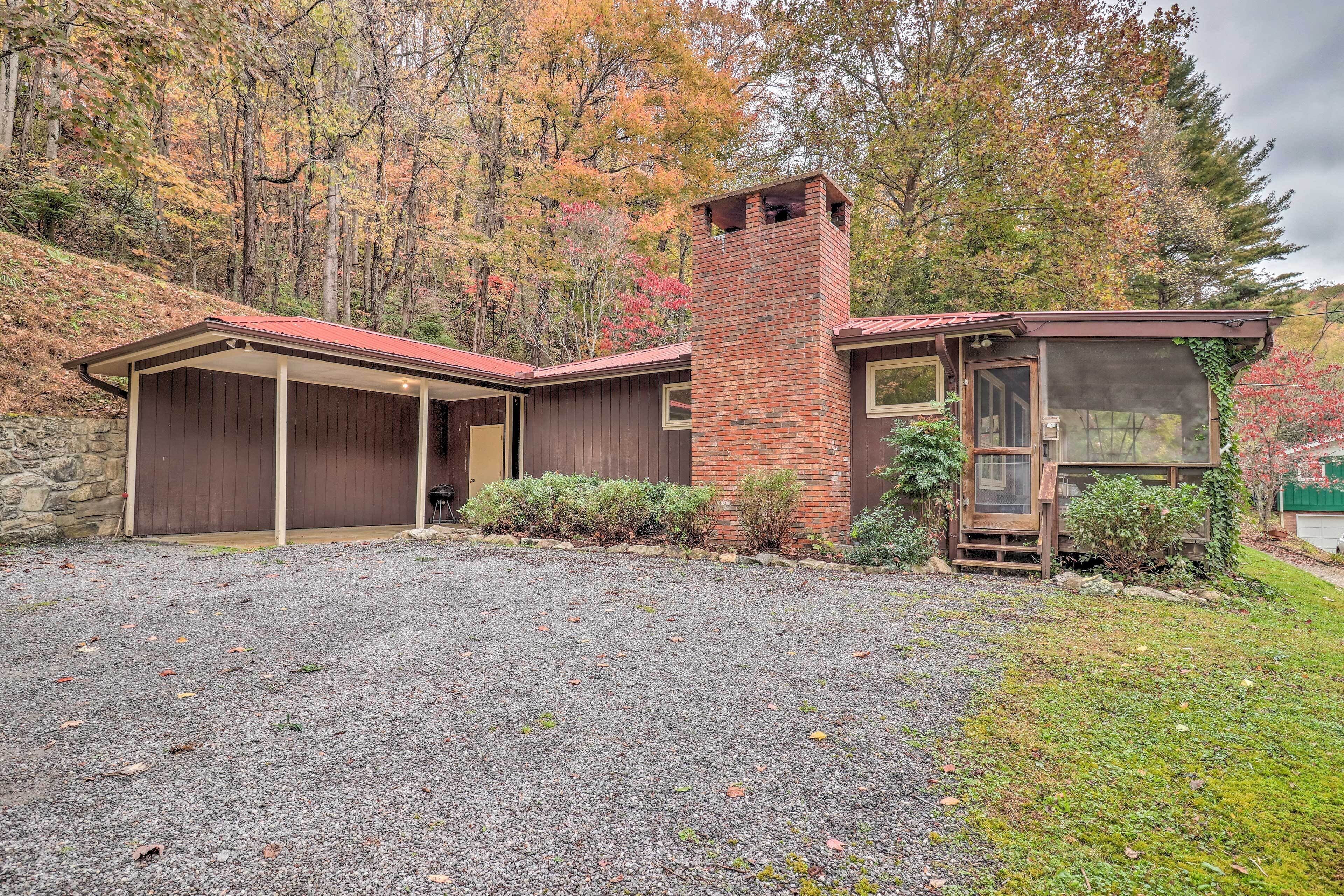 Cozy Waynesville Mountain Home w/ Fire Pit!