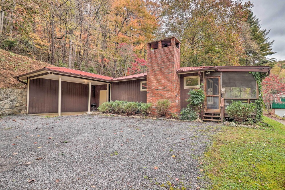 Cozy Waynesville Mountain Home w/ Fire Pit!