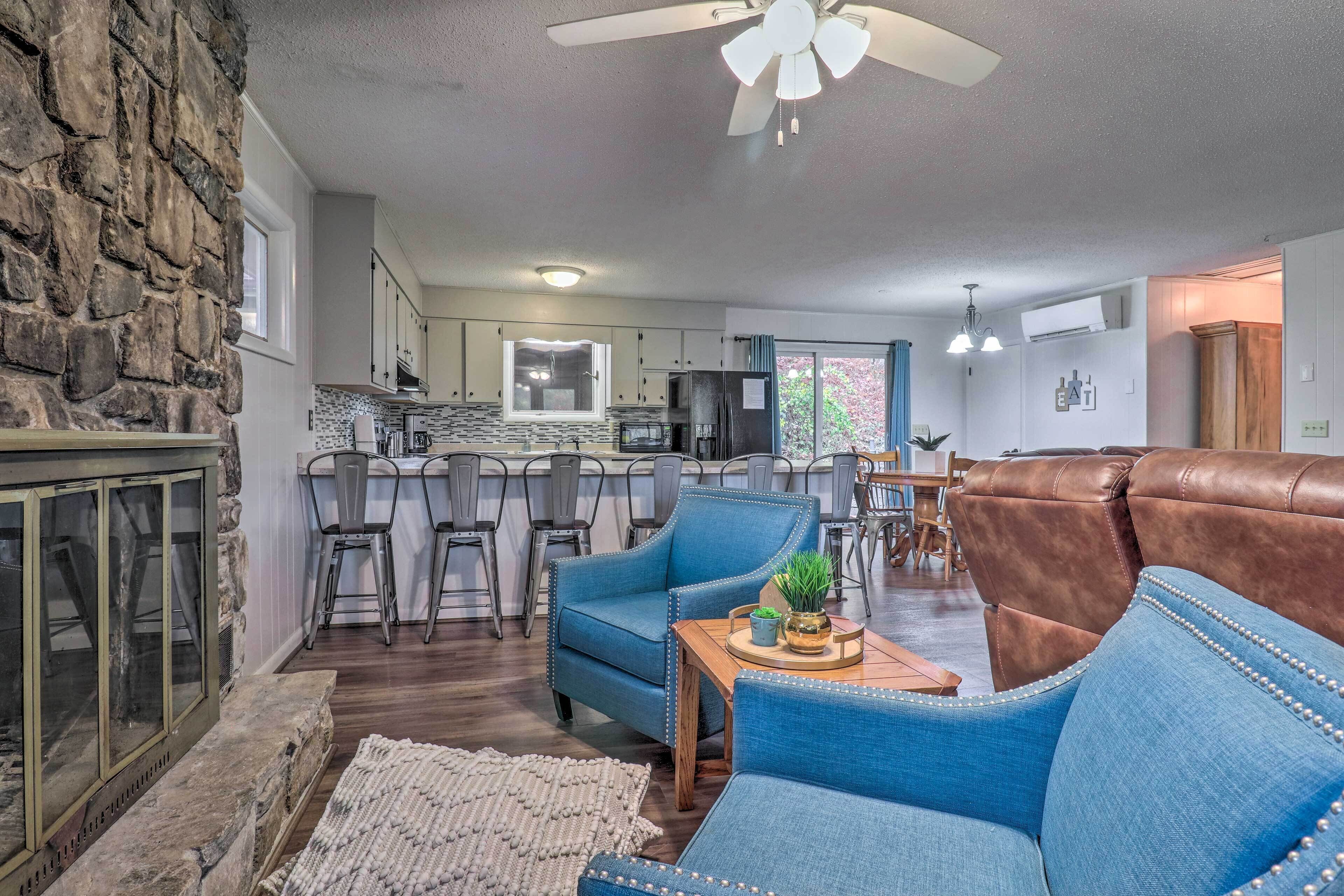 Cozy Waynesville Mountain Home w/ Fire Pit!