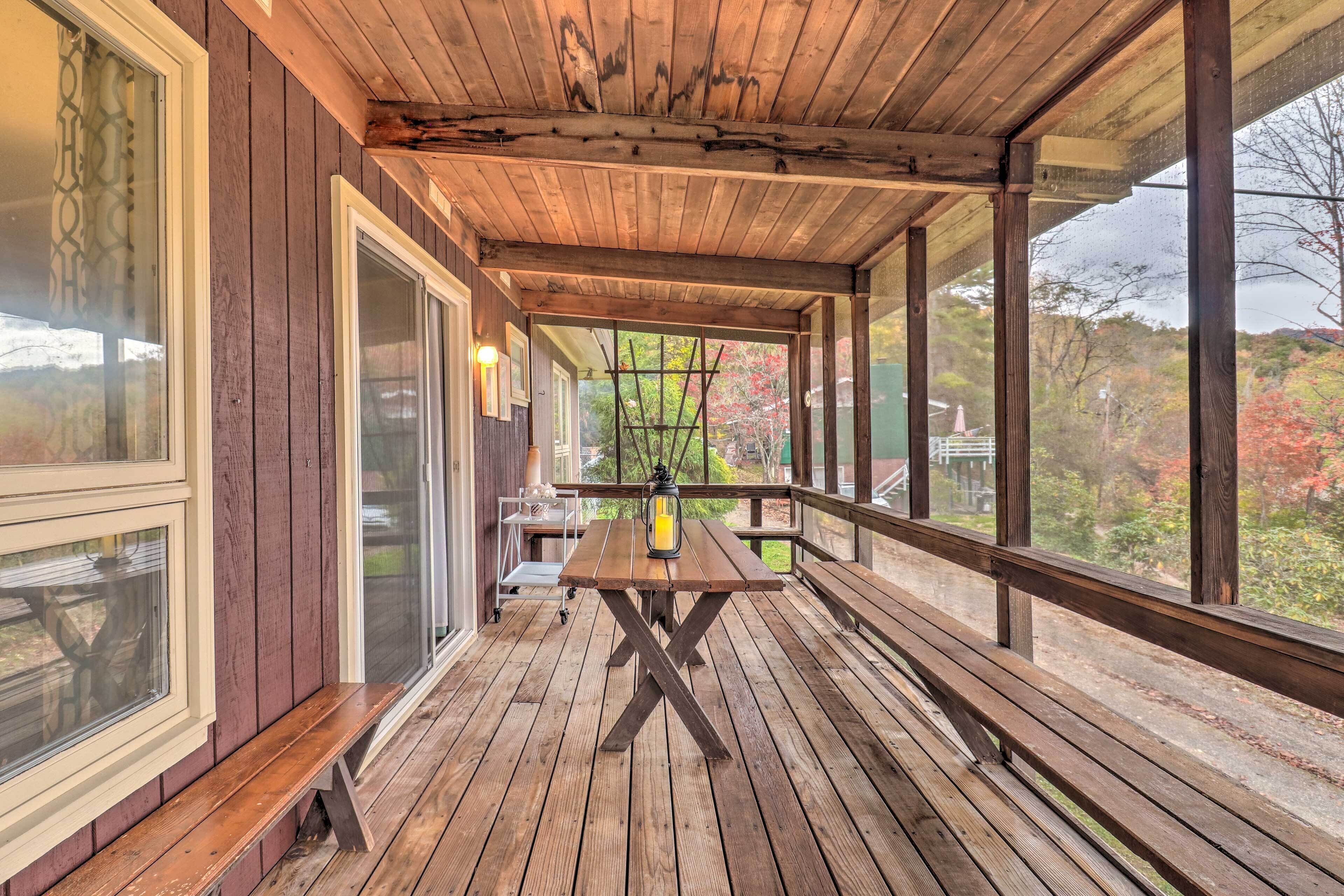 Cozy Waynesville Mountain Home w/ Fire Pit!