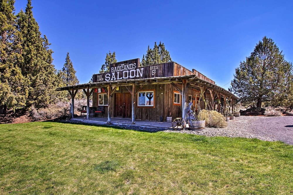 Dog-friendly Ranch Cottage w/ Yard ~ 13 Mi to Bend - Prineville Reservoir, OR