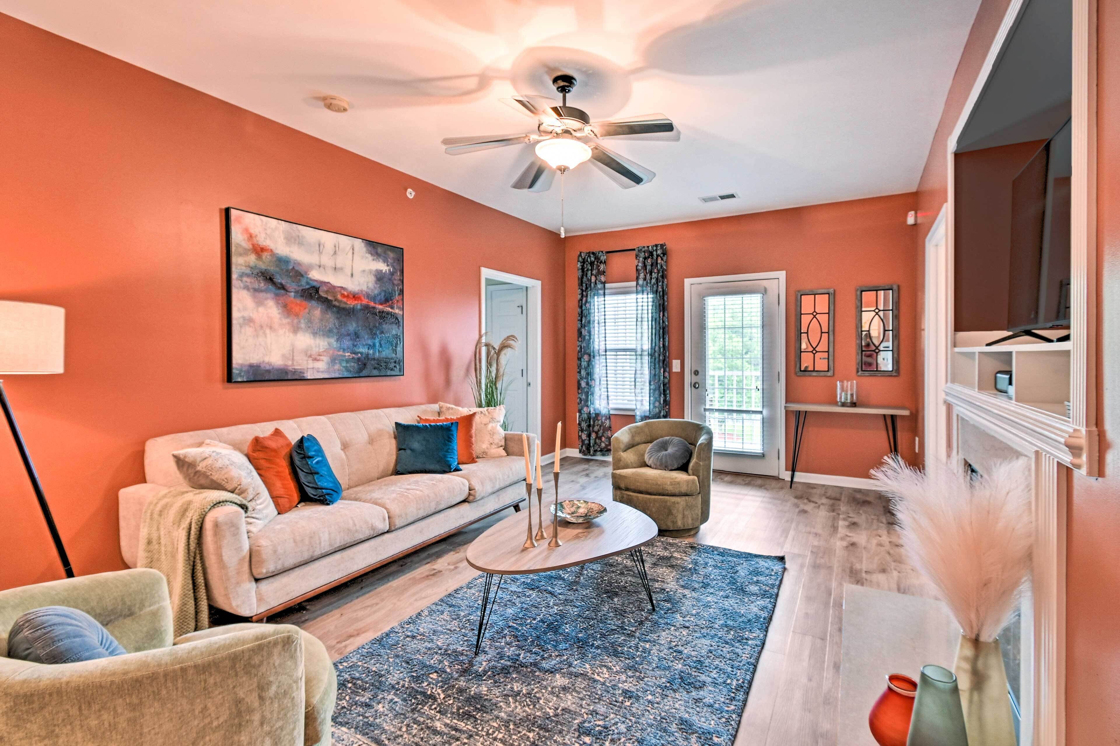 Elegant Fayetteville Condo: 8 Mi to Downtown!