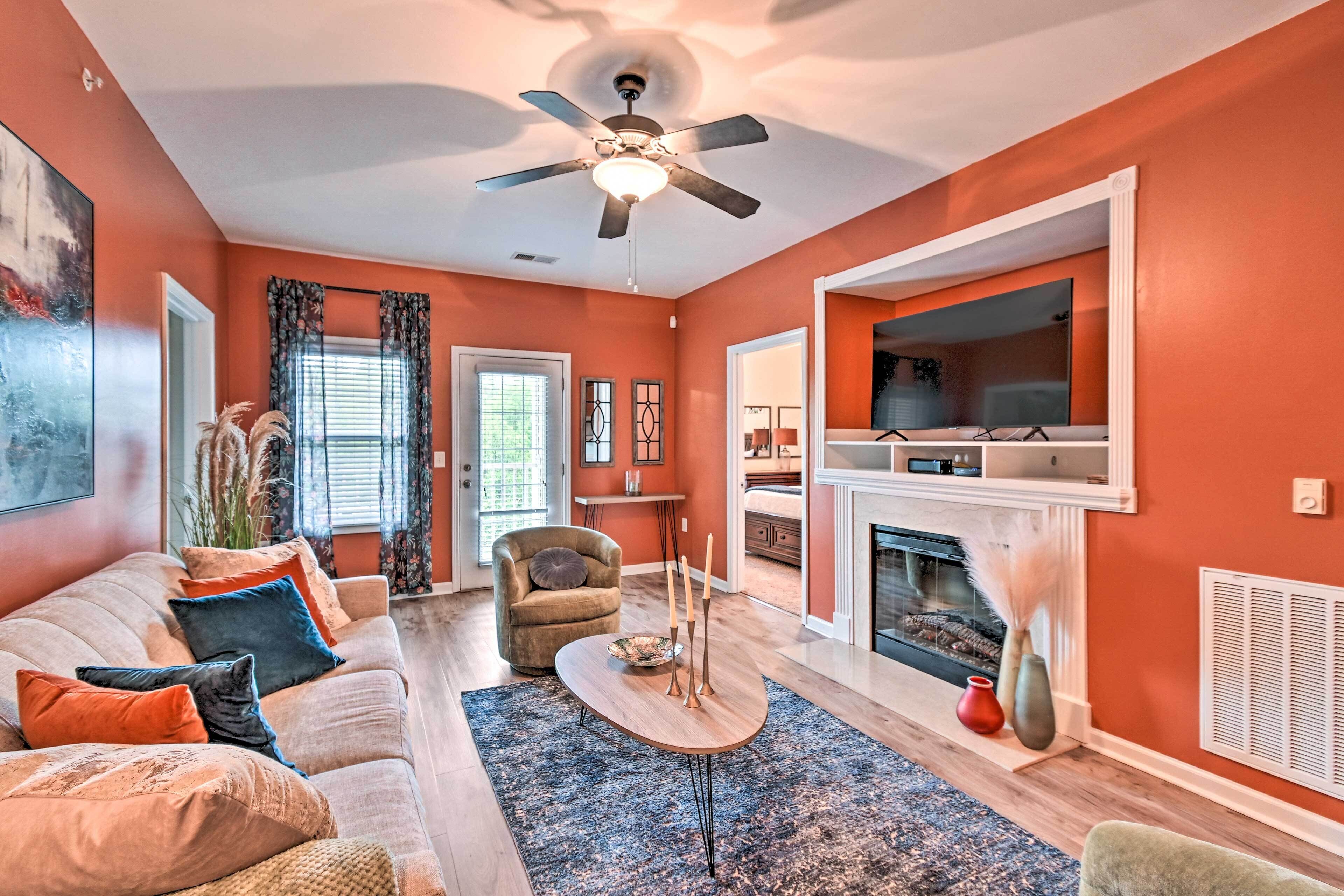 Elegant Fayetteville Condo: 8 Mi to Downtown!