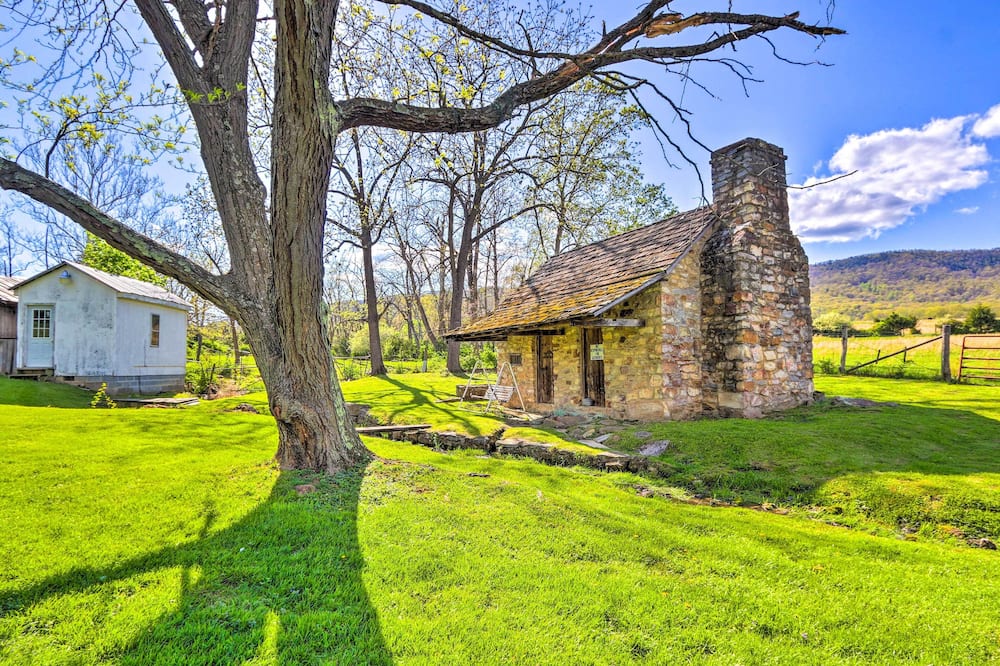 Historic 'hammond House' w/ Wine Country View! - Wardensville, WV