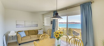 Spacious Garden City Townhome w/ Lake Views!