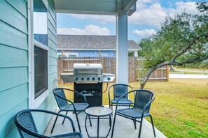 House (2 Bedrooms) | Interior - 1 Mi to Beach: Retreat w/ Large Yard in Rockport (Rockport)