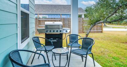 1 Mi to Beach: Retreat w/ Large Yard in Rockport