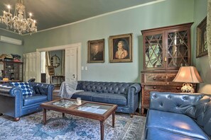 House (5 Bedrooms) | Interior
