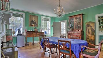 House (5 Bedrooms) | Interior