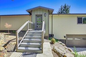 House (3 Bedrooms) | Interior - 'gorge Retreat' - Modern Carson Home w/ Mtn Views! (Carson)