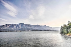 House (3 Bedrooms) | Interior - 'gorge Retreat' - Modern Carson Home w/ Mtn Views! (Carson)