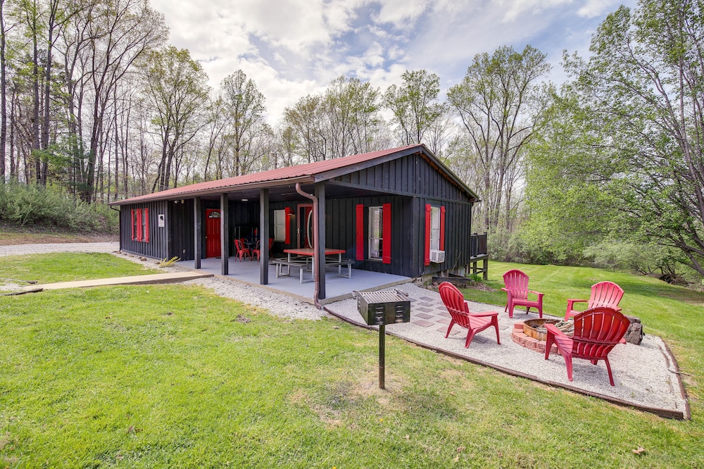 Huntsville Cabin w/ Fire Pit + Charcoal Grill!