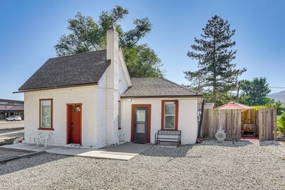 Kik-n-bak Cottage w/ Beautiful Mountain View