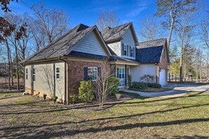 House (3 Bedrooms) | Interior - High Point Home ~ 1 Mi to Oak Hollow Lake! (High Point)