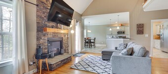 High Point Home ~ 1 Mi to Oak Hollow Lake!